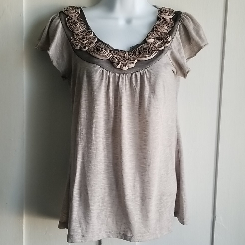 Short sleeve blouse with flowers design